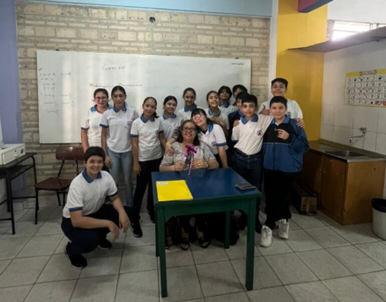 La profesora Ana Ruiz Díaz rodeada de sus alumnos.