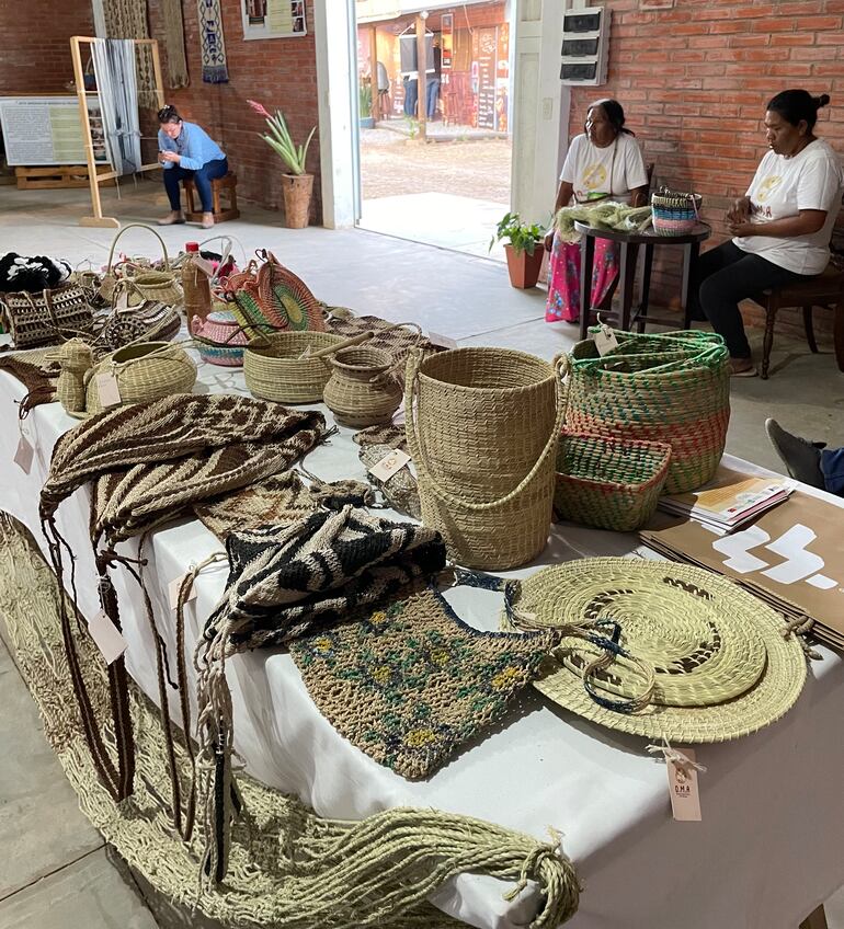 Las artesanas exponen sus creaciones en el Pabellón 2 de la Expo Rodeo Trébol.