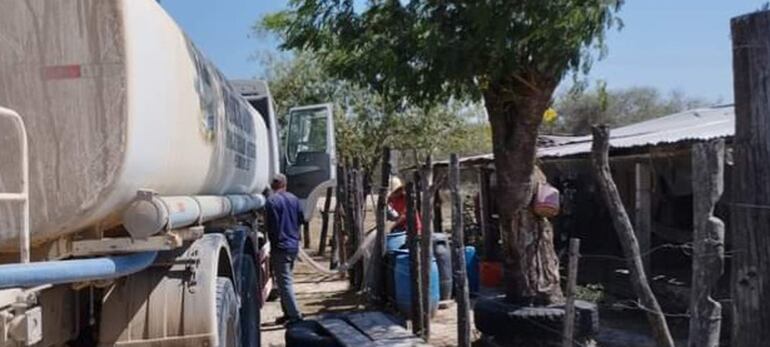 Cualquier reservorio sirve para acumular el agua tratada, descargada por el camiòn cisterna.