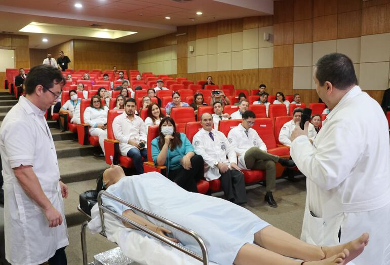 Durante la palada inicial, los médicos presentaron las herramientas de aprendizaje que están a la vanguardia.