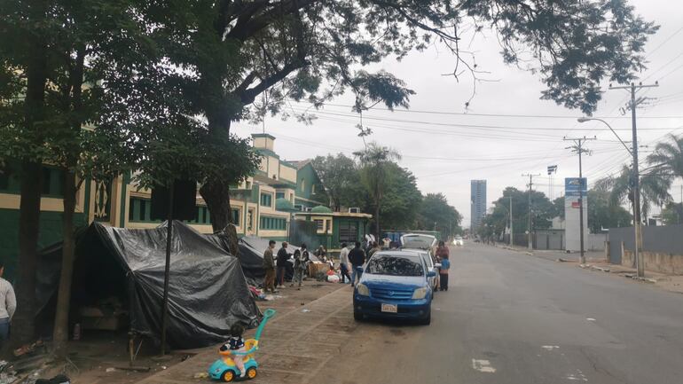 Indígenas siguen apostados frente al INDI sobre la avenida Artigas de Asunción reclamando sean atendidos en sus reclamos.