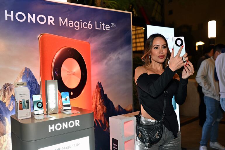 La conocida modelo y conductora de televisión Paty Orué se toma una selfie con el nuevo smartphone Honor Magic 6 Lite.