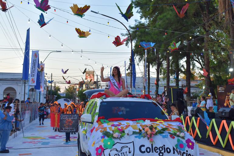 Desfile en Villarrica por el día de la primavera y la juventud.