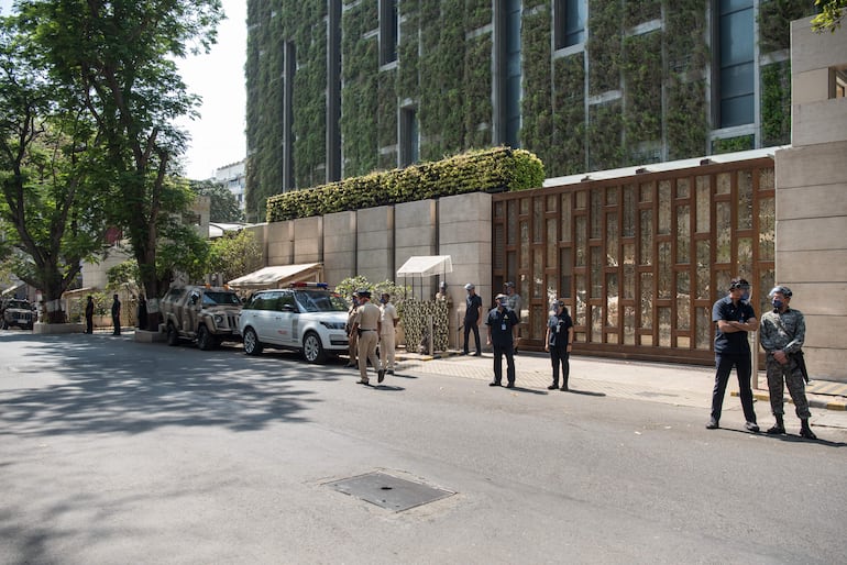 Antilia, la residencia privada de Mukesh Ambani en Mumbai tiene fuerte custodia las 24 horas del día.