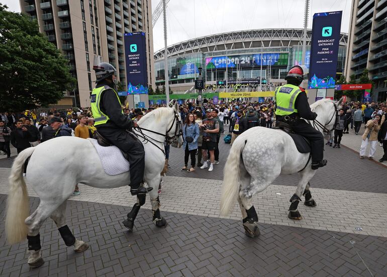 Los aficionados en los alrededores del estadio de Wembley antes de la final de la Champions League entre el Borussia Dortmund y el Real Madrid en Londres. 