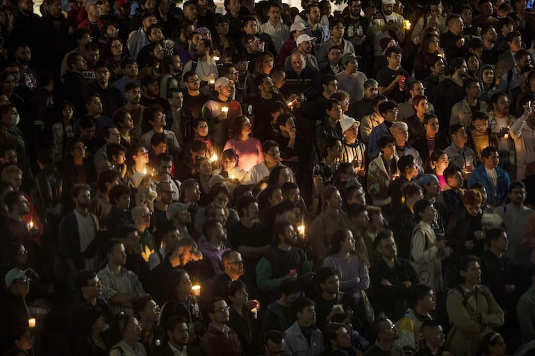 Miembros de la comunidad LGBT asisten a una vigilia en demanda de justicia por la muerte de Jesús Ociel Baena, en ciudad de México. 