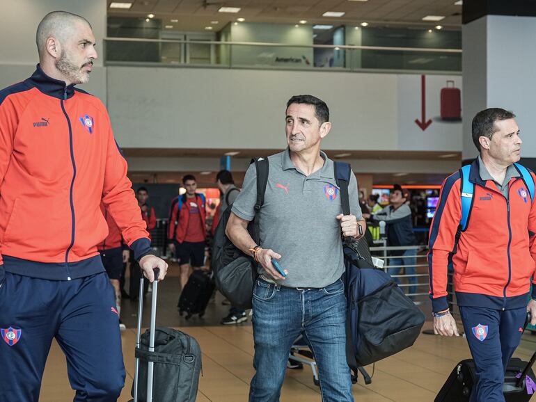 Manolo JIménez (i), entrenador de Cerro Porteño, en la llegada a Perú.