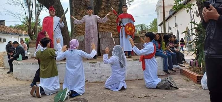 Niños y jóvenes de las diferentes capilla de la ciudad de San Antonio recrearon pasajes de la biblia.