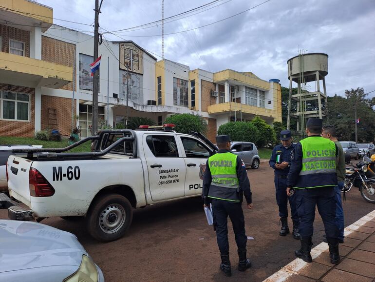 Agentes de la Policía Municiapal y personal de la Comisaría 6ª en el estacionamiento donde se registró el hurto de motocicleta.