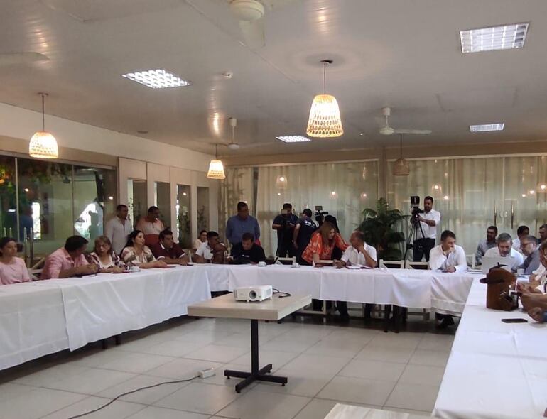 En la reunión estuvieron el presidente de la Opaci, el ingeniero Oscar Cabrera y los intendentes de las 20 ciudades del departamento de Cordillera.