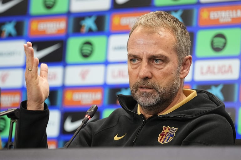 GRAFCAT4230. SANT JOAN DESPÍ (BARCELONA) (ESPAÑA), 21/02/2025.-El técnico del FC Barcelona, Hansi Flick durante la rueda de prensa que ha ofrecido este viernes en la Ciudad Deportiva Joan Gamper, momentos antes del entrenamiento que realizará la plantilla azulgrana para preparar el partido de liga que disputarán mañana ante la UD Las Palmas en el Gran Canaria Stadium.EFE/ Enric Fontcuberta
