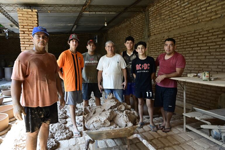 Don Ramón Rojas y sus familiares, quienes se dedican a moldear la arcilla.