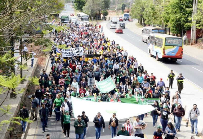 Los docentes de la UNA volvieron a cerrar ayer la ruta Mcal. Estigarribia en reclamo de la nivelación salarial.