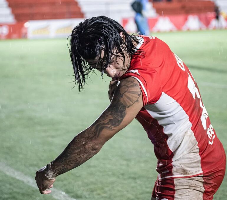 Diego Martínez, futbolista de General Caballero de Juan León Mallorquín, celebra un gol en el partido ante Sportivo Trinidense por la octava jornada del torneo Apertura 2024 del fútbol paraguayo en el estadio Ka'arendy, en Juan León Mallorquín, Paraguay.