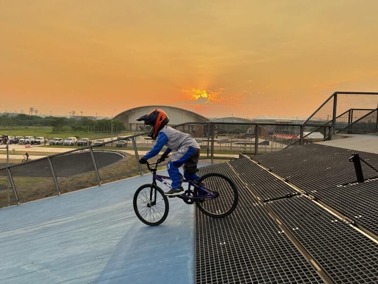 Hoy, en el parque deportivo del Comité Olímpico Paraguayo, se pone en marcha la primera fecha del ciclismo BMX Race.