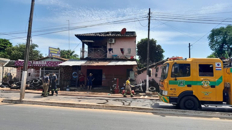 Una casa en la localidad de San Antonio fue afectada por un voraz incendio este sábado.