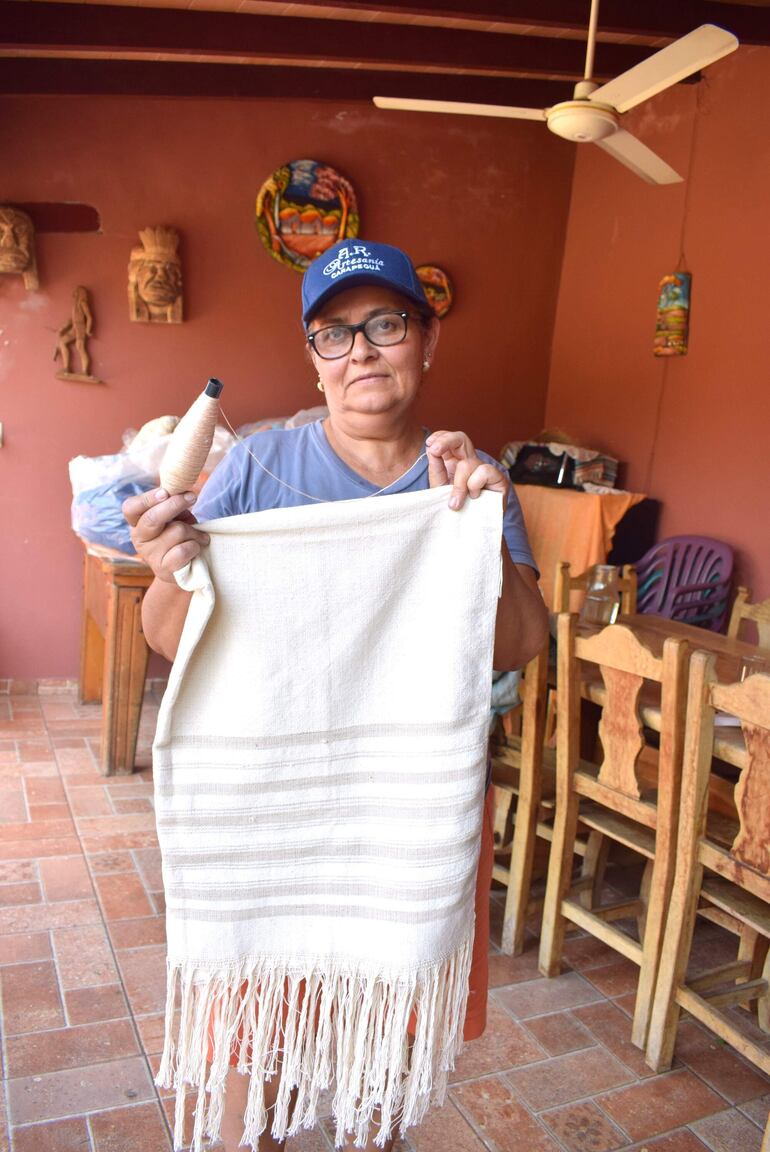 Alicia Páez de Rojas muestra el tejido  que confeccionó realizando previamente el teñido a base de yerba mate.