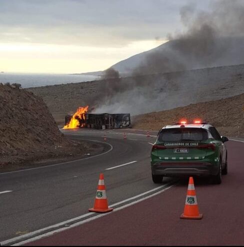 Un camión paraguayo volcó ayer en Chile y un hombre perdió la vida.