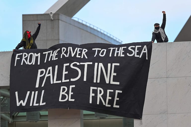 Un grupo de manifestantes propalestinos escaló este jueves hasta el techo del Parlamento de Camberra, donde colgaron pancartas gigantescas para protestar por los "crímenes de guerra" en Gaza.  Sesenta organizaciones de periodistas y derechos humanos han instado este lunes a los dirigentes europeos a romper el acuerdo de asociación UE-Israel y han reclamado que tomen medidas para depurar responsabilidades por el asesinato de más de cien periodistas y por los crímenes de guerra en Gaza.