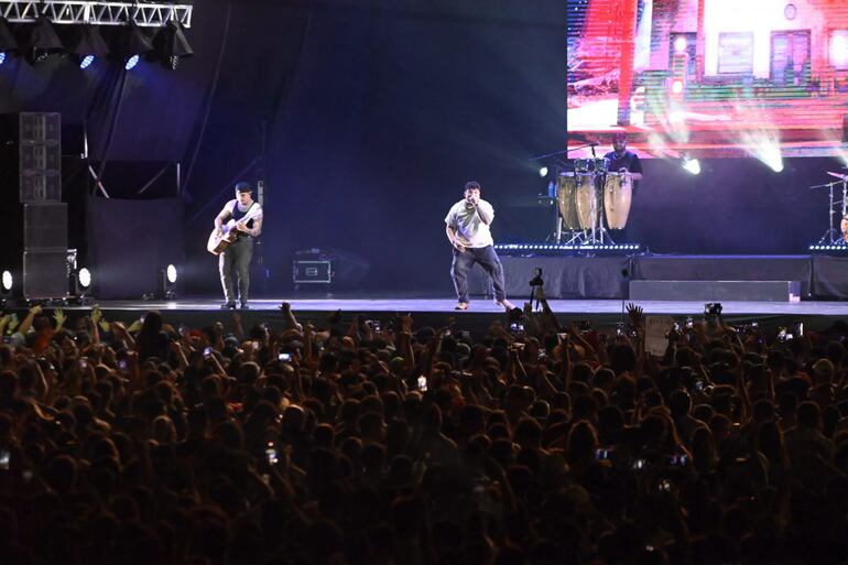 El Grupo Frontera en el escenario del festival Asunciónico.