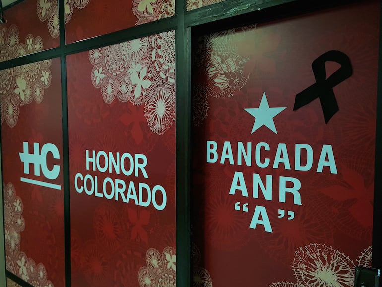 La bancada de Honor Colorado en Diputados colocó el lazo de luto en la puerta de acceso.