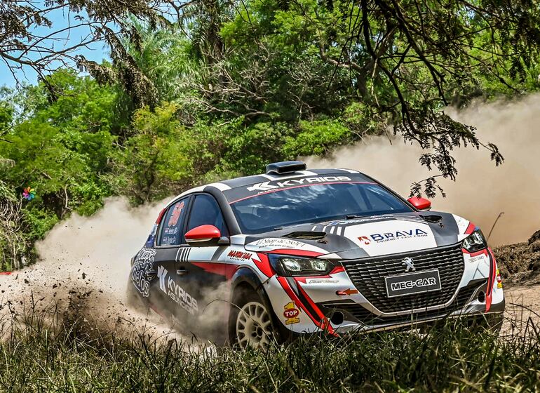 Una postal. Fabián Herrera y Marco Méndez (Peugeot 208) emergen de una curva de izquierda.