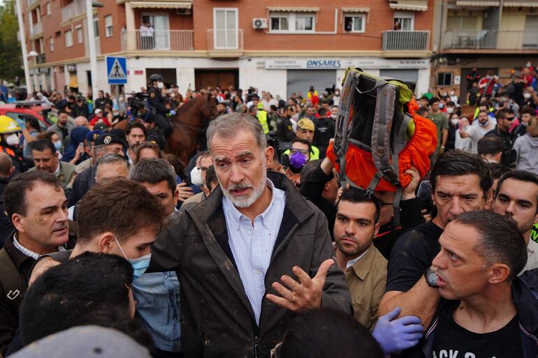 El rey Felipe VI de España dialoga con vecinos de Paiporta, en la región de Valencia, este domingo.