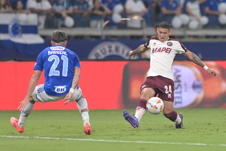 El paraguayo Juan José Cáceres (d), futbolista de Lanús, lucha por el balón en un partido frente a Cruzeiro por la ida de las semifinales de la Copa Sudamericana 2024 en el estadio Mineirao, en Lanús.