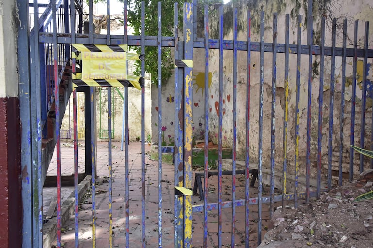 El parque infantil de la escuela básica República Argentina, clausurada por riesgo de derrumbe. En el fondo, se observa el mal estado de la muralla.