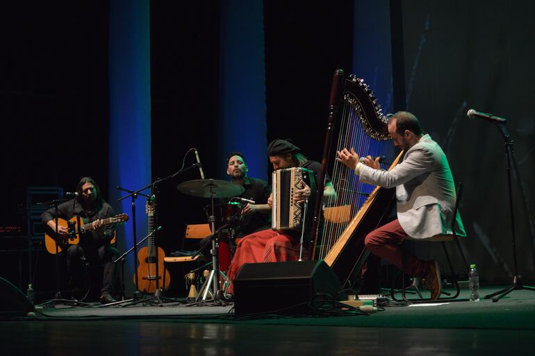 El Chango Spasiuk (con el acordeón) y el arpista paraguayo Sixto Corbalán compartirán escenario una de las noches de la fiesta.