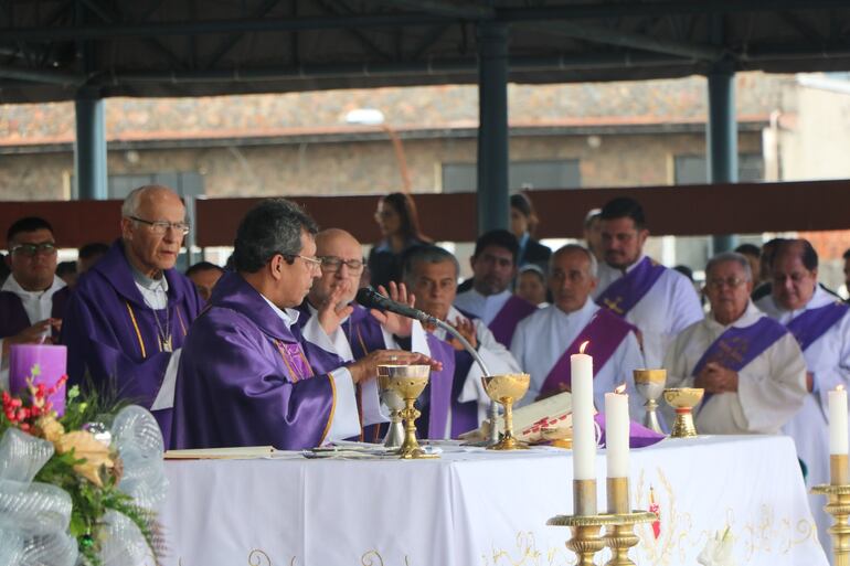 El obispo de la diócesis de San Juan Misiones, Pedro Collar Noguera presidió la misa en sexto día del novenario de la Virgen de Caacupé.