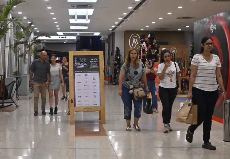 La gente puede aprovechar la Semana Santa para realizar sus compras en los centros comerciales. 