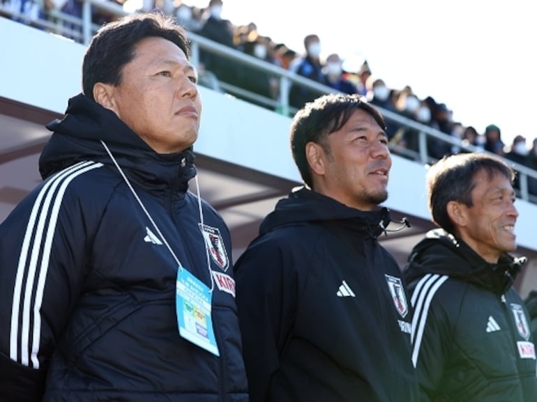 Tsuyoshi Oiwa (i), entrenador de la selección Sub 23 de Japón.