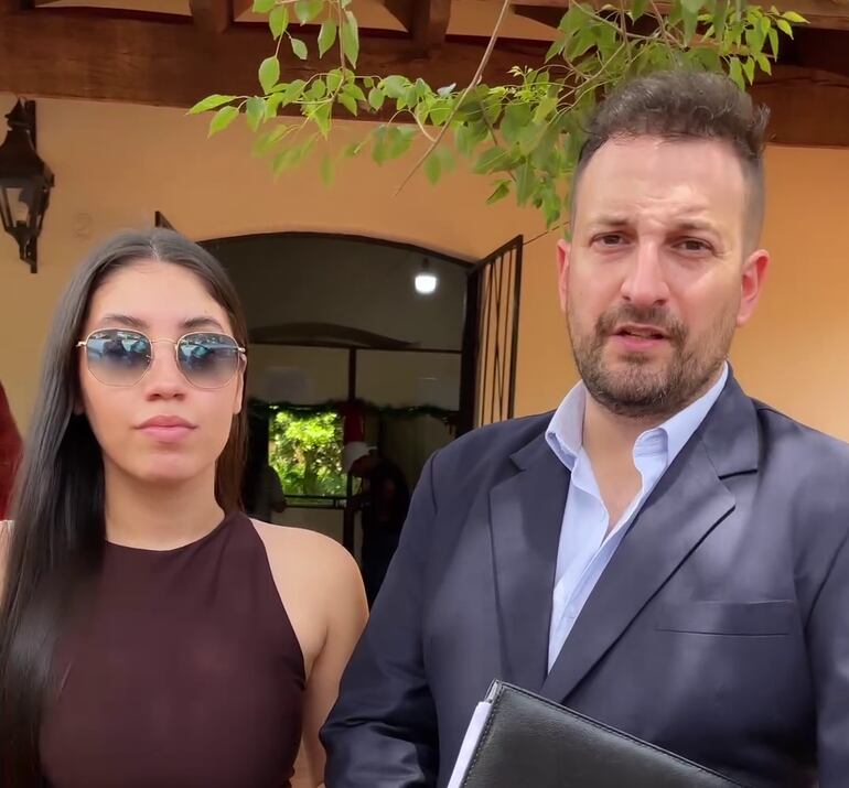 La influencer Anahí Maylen y su abogado Víctor Casanova tras una audiencia donde ratificó su denuncia contra “La Comadre”.