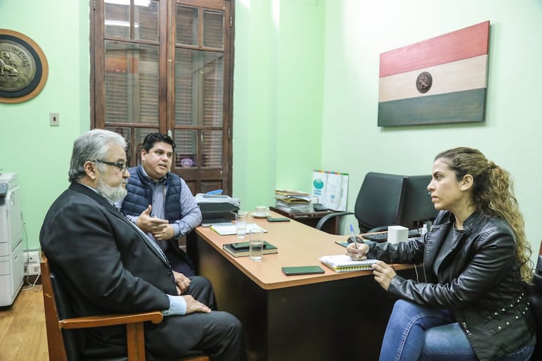 Gerard Benítez y Pedro Acuña, funcionarios de Hacienda conversan con la periodista de ABC Color. No supieron responder sobre el ocultamiento de datos públicos y prometieron facilitar la información en 30 días.