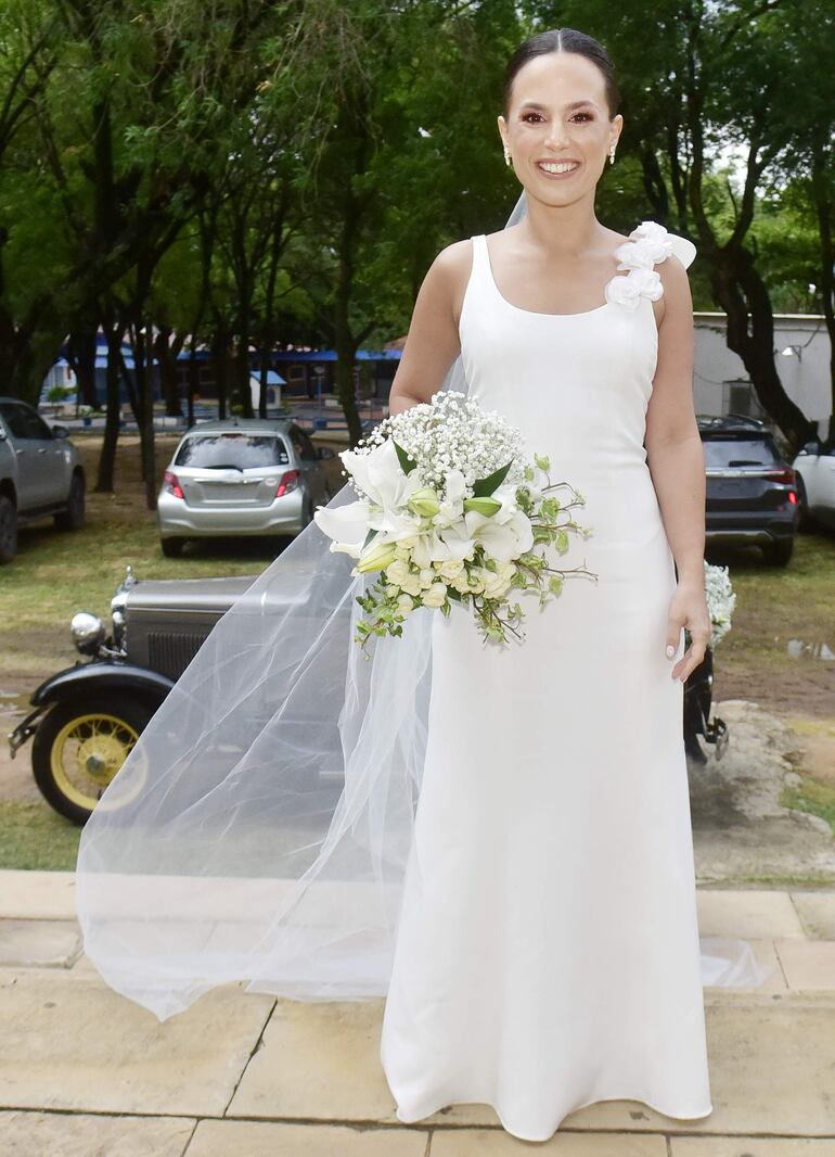 La novia lució hermosa con un vestido de líneas románticas que fue confeccionado por la diseñadora Beverly Kuhl.