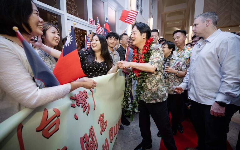 El presidente taiwanés William Lai al momento de su llegada a Guam, este jueves.