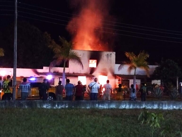 Incendio consume una vivienda en Gral.Caballero.