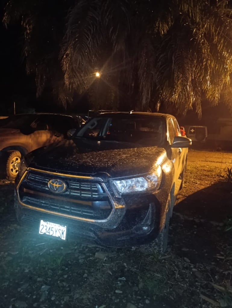 La Policía boliviana lacrando la camioneta en la que circulaba el hermano del diputado cartista y un boliviano.