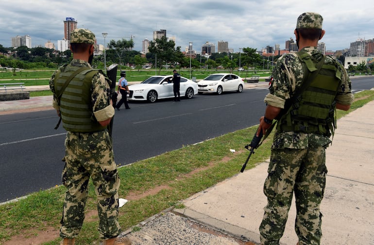 Efectivos militares recibieron asignación para compra de uniformes con un "descuento" en relación al monto establecido por la ley.