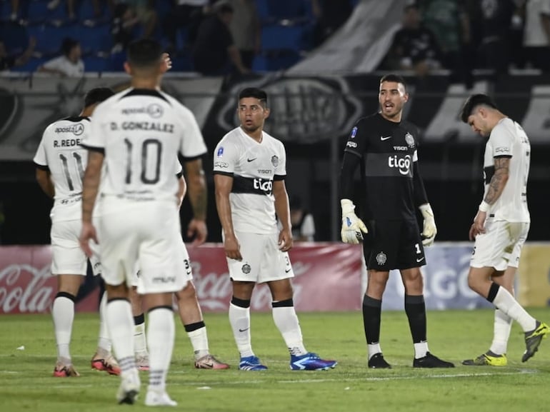 Los jugadores de Olimpia al finalizar el partido frente a Nacional por los cuartos de final de la Copa Paraguay 2024 en el estadio Defensores del Chaco, en Asunción.