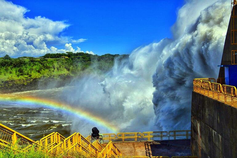 Hasta el arco iris contribuye a realzar el atractivo del vertedero; no obstante el agua es vital, razón por la cual derrocharla no sería racional.