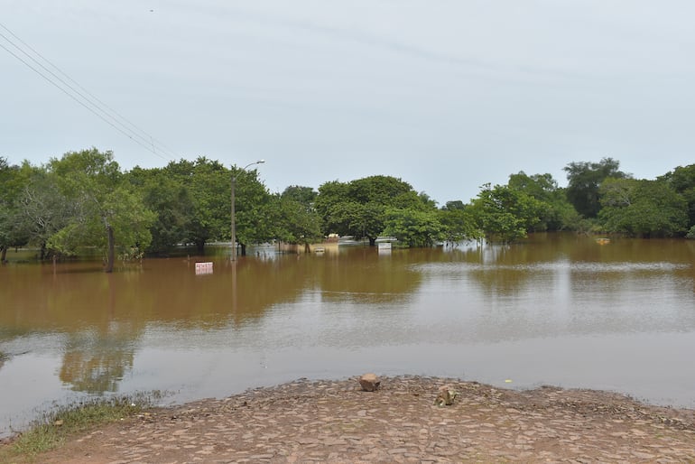 El santuario natural de la Virgen del Paso se encuentra totalmente inundado a raíz del desborde del Tebicuarymí.