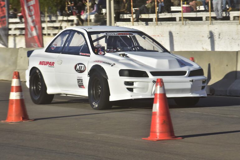 El Subaru Impreza GC8, de Néstor Acosta, logró un nuevo récord de pista en los 201 metros del autódromo.