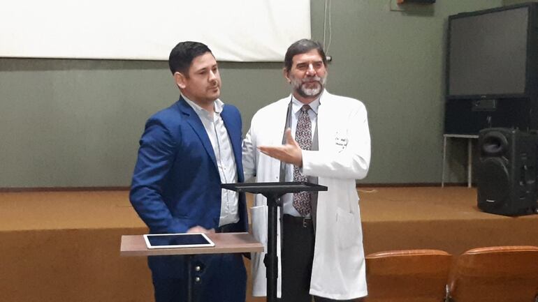 El director general del Instituto Nacional del Cáncer (Incan), Dr. Raúl Doria, presenta al nuevo director médico, Dr. Rodrigo Alfonzo.