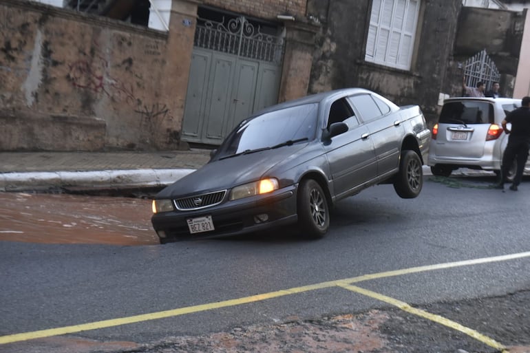 El 11 de octubre, una familia se llevó el susto de sus vidas al caer junto con el vehículo a un enorme pozo sobre la calle Herrera.