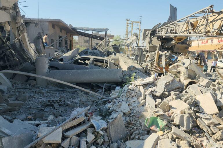 Escombros en el sitio de un bombardeo israelí este martes en la localidad de Baalbeck, Líbano.