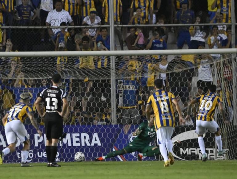 El delantero de Luqueño, Nicolás Maná, remata cruzado desde el punto penal para poner el empate transitorio