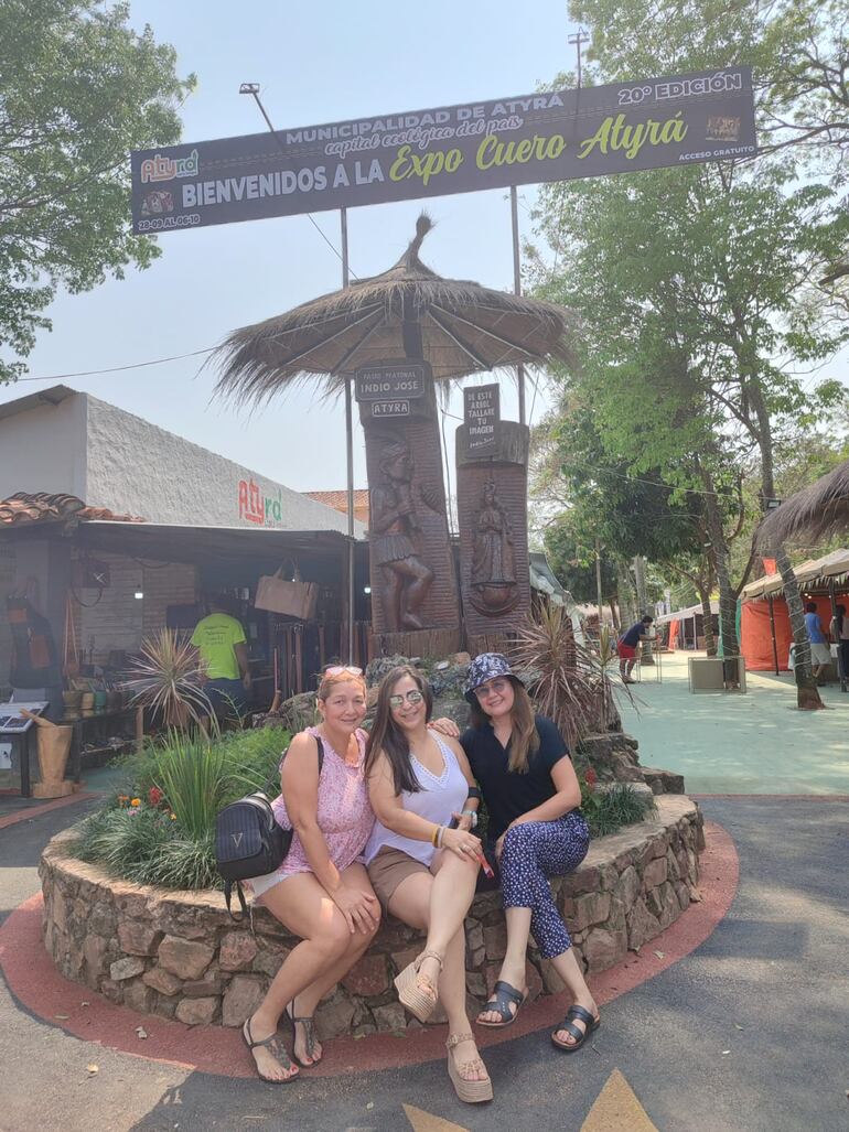 Ada Pereira, Sara Centurión y Raquel Pereira son visitantes que llegaron hoy de Asunción para hacer el recorrido en la expo.