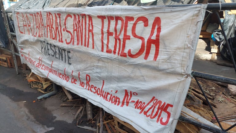 Los manifestantes piden el cumplimiento de una resolución del 2015.